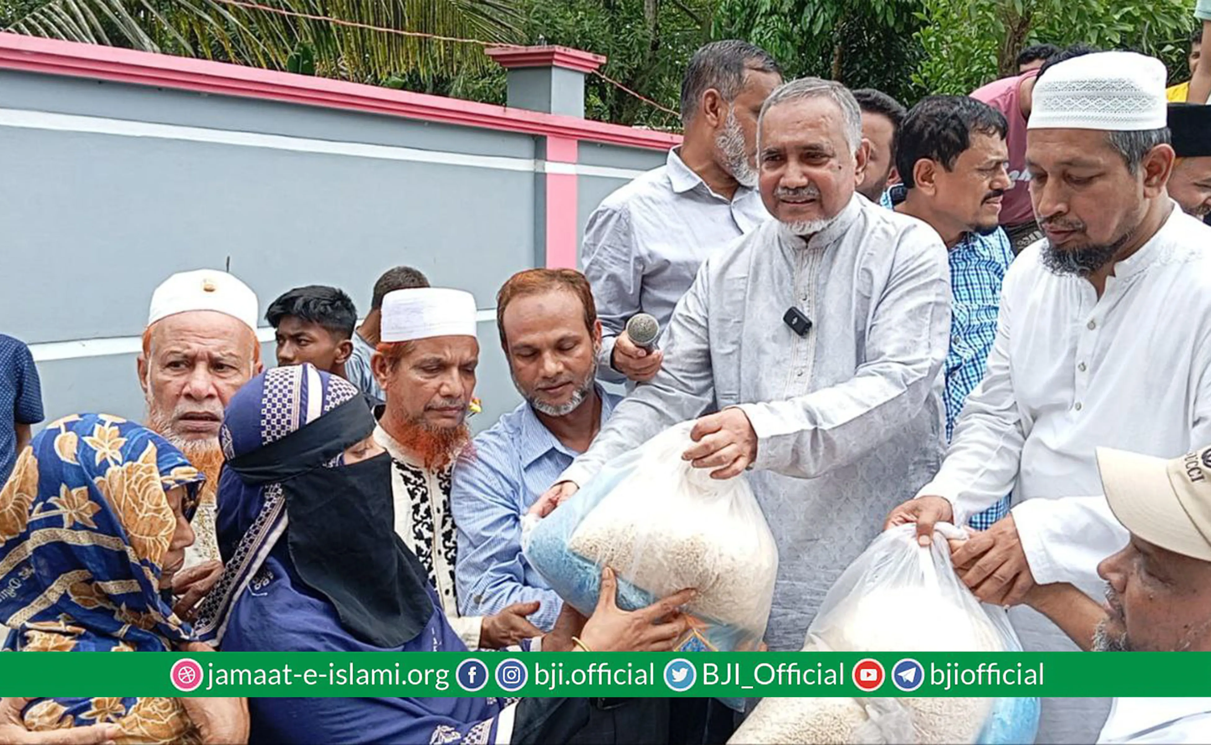 চৌদ্দগ্রামে বন্যার্তদের পাশে ডা. সৈয়দ আব্দুল্লাহ মু. তাহের