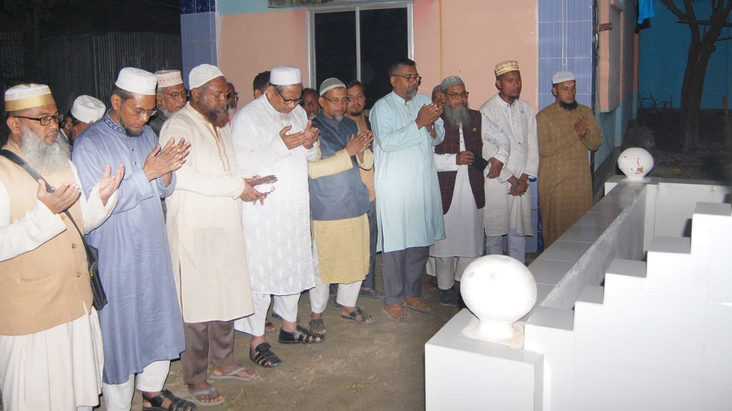 বগুড়ায় ছাত্র আন্দোলনে নিহত শহীদ সৈকতের কবর পাশে দোয়া করেন জামায়াত নেতৃবৃন্দ