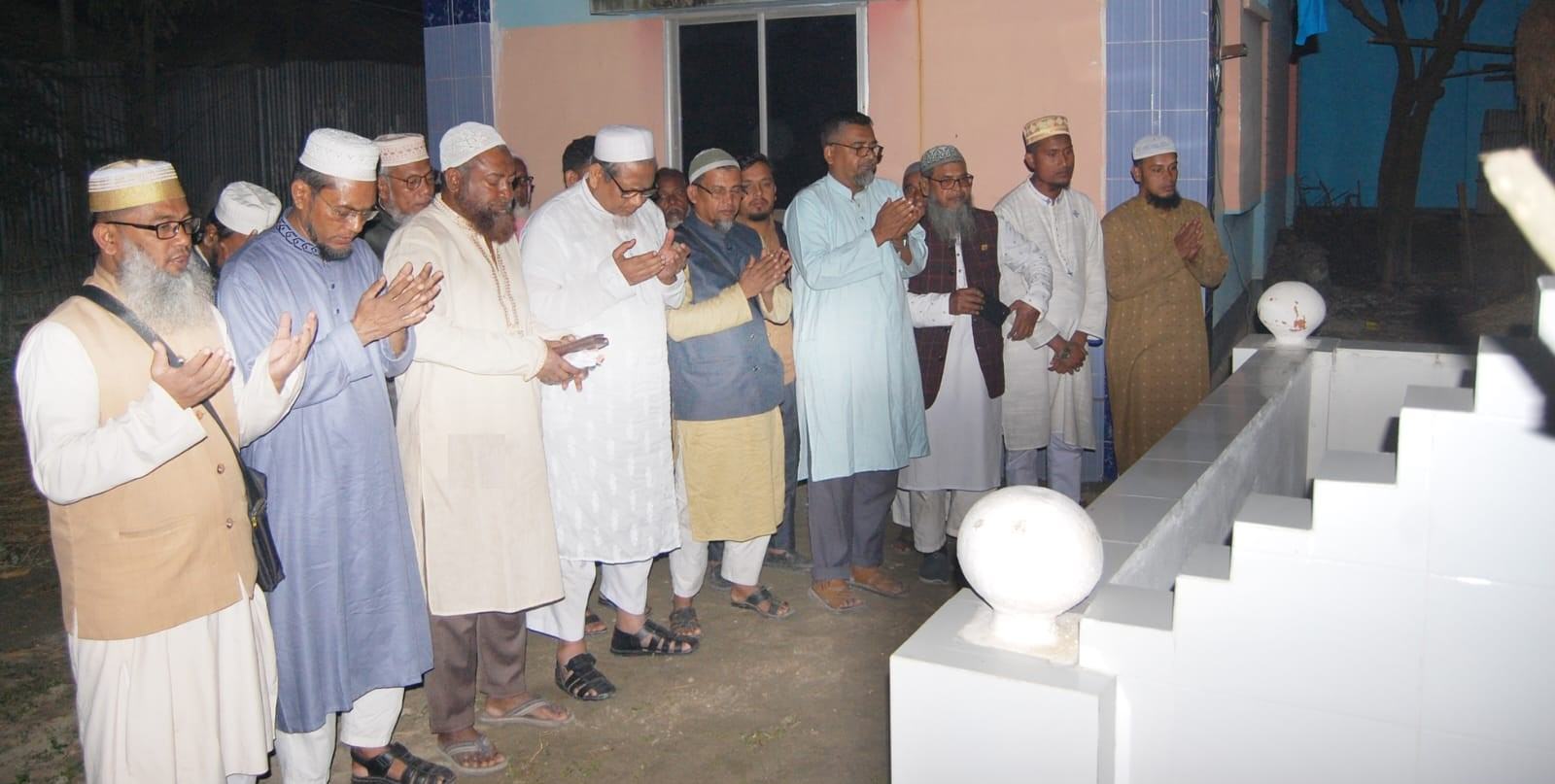 বগুড়ায় ছাত্র আন্দোলনে নিহত শহীদ সৈকতের কবর পাশে দোয়া করেন জামায়াত নেতৃবৃন্দ