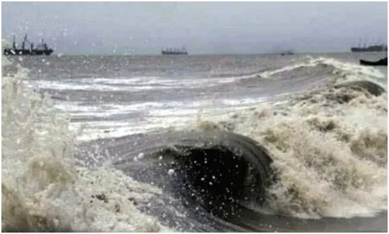 ধেয়ে আসছে ঘূর্ণিঝড় ‘মোরা’