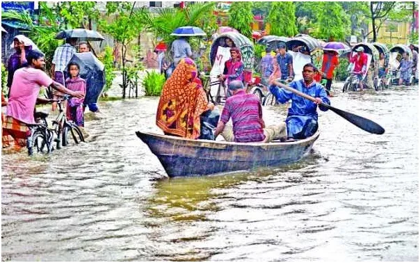 চট্টগ্রাম নগরীতে জলাবদ্ধতা : সড়কে চলেছে নৌকা