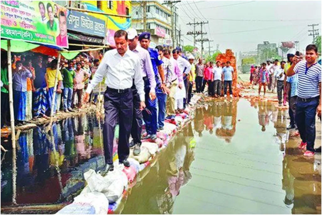 সংস্কার ভেসে যাচ্ছে বৃষ্টিতে
