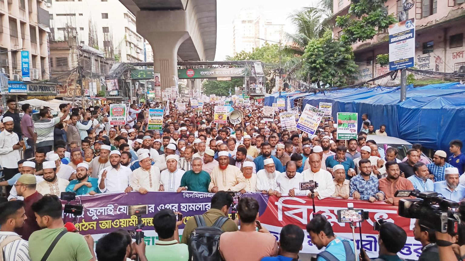 সরকারের দুর্বলতা ও সিদ্ধান্তহীনতায় মনে হয় সরকারের সাথে গোপন কোনো শক্তি কাজ করছে