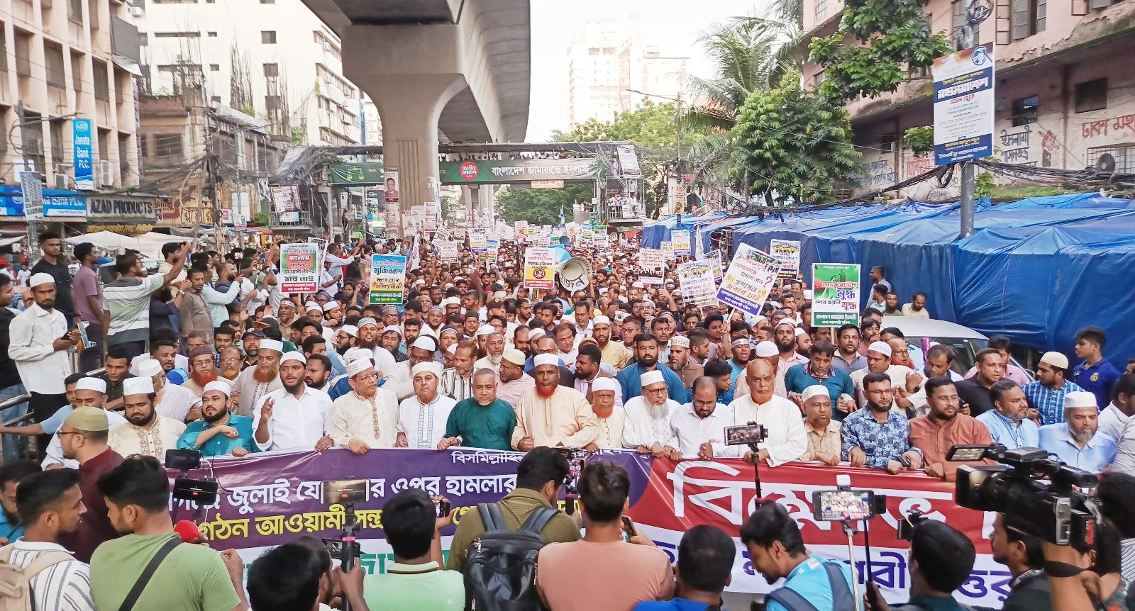 সরকারের দুর্বলতা ও সিদ্ধান্তহীনতায় মনে হয় সরকারের সাথে গোপন কোনো শক্তি কাজ করছে