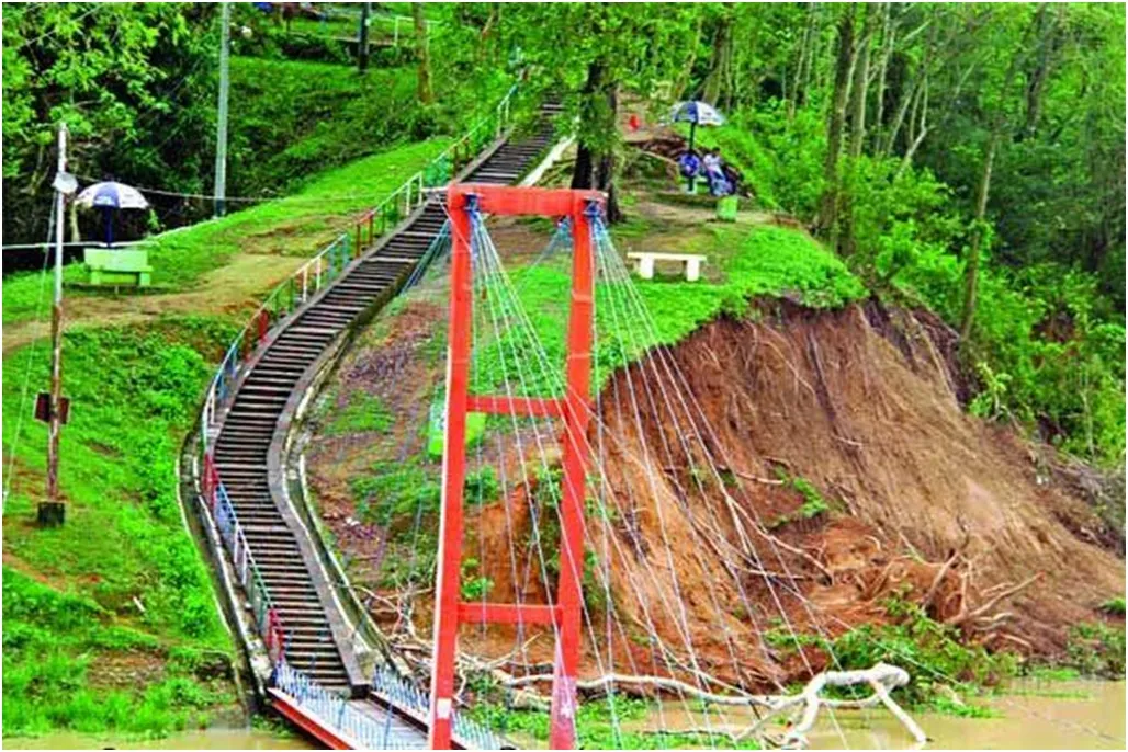 পর্যটনে বড় ধাক্কা