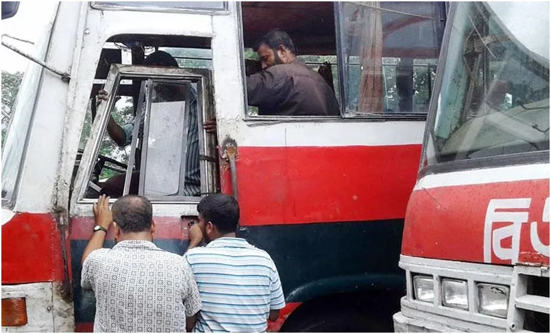 মহাসড়কে ভয়ংকর লক্কড়ঝক্কড় বাস