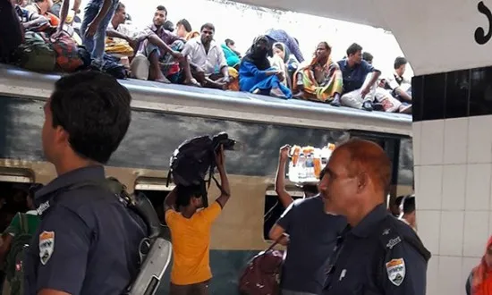 ট্রেনে শিডিউল বিপর্যয়, ভোগান্তি নিয়েই ঢাকা ছাড়ছে মানুষ