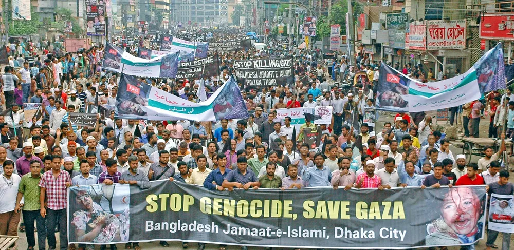 ফিলিস্তিনের গাজায় ইসরাইলীদের বর্বর হামলার প্রতিবাদে সারাদেশে জামায়াতের কালো পতাকা মিছিল