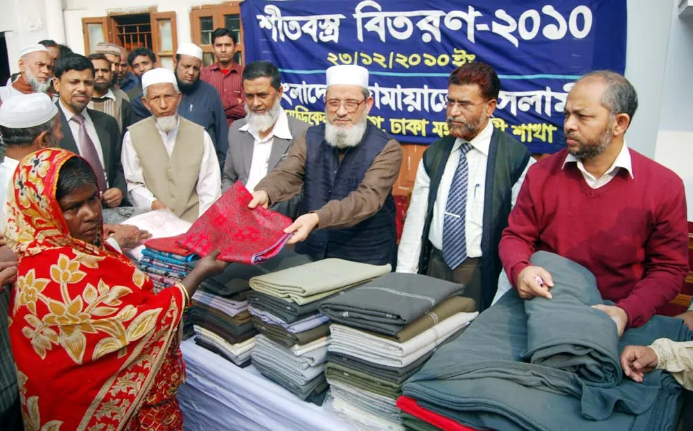 শীতবস্ত্র বিতরণে আমীরে জামায়াত জনাব মকবুল আহমাদ