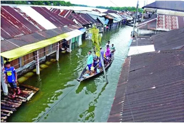 অর্ধাহার-অনাহারে বন্যাদুর্গত মানুষ