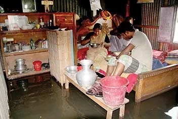 জলাবদ্ধতায় নাকাল কয়েক লাখ মানুষ