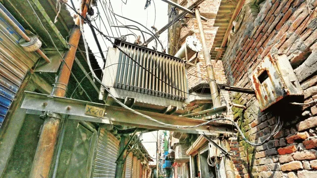 জীবিকার প্রশ্নে ঝুঁকি নিয়েই বাস