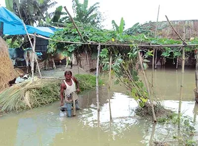 বন্যা প্লাবিত বিভিন্নস্থানে পানিবন্দী লাখ লাখ মানুষের সীমাহীন দুর্গতি