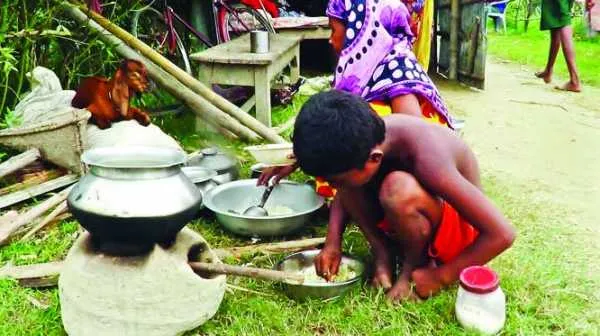 খোলা আকাশের নিচে মানবেতর জীবন