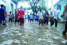 দেড় মাস ধরে বাঁধের ভেতর দুর্বিষহ জীবন