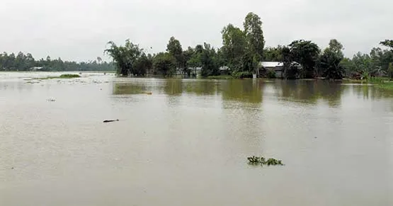 বিভিন্ন স্থানে ভয়াবহ ভাঙন ও পানি বৃদ্ধি অব্যাহত ॥ ত্রাণের অভাব