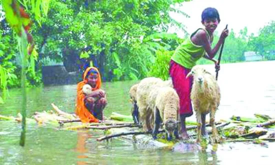 চরম দুর্ভোগে পানিবন্দী লাখ লাখ মানুষ