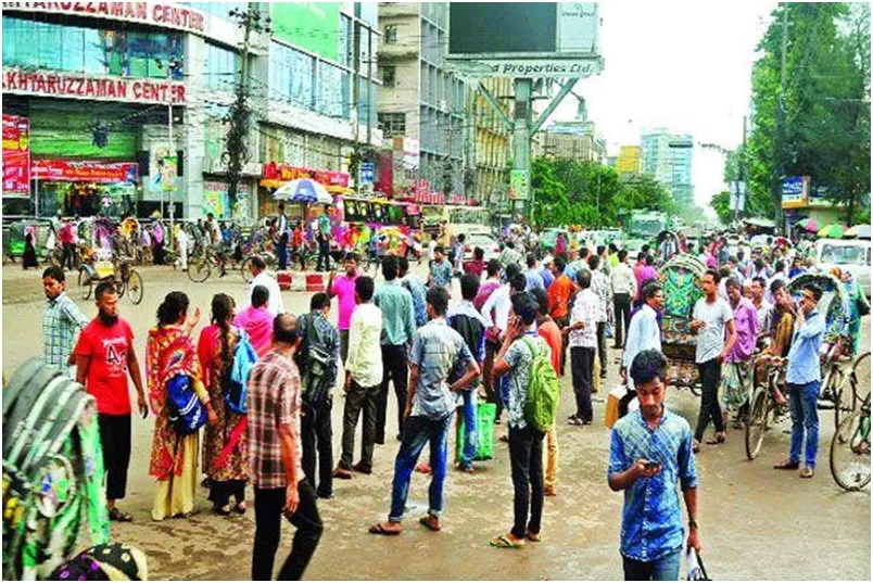 চট্টগ্রামে গণপরিবহন সংকট, যাত্রী দুর্ভোগ