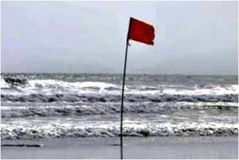 ভারি বর্ষণ হতে পারে, বন্দরে ৩ নম্বর সংকেত বহাল