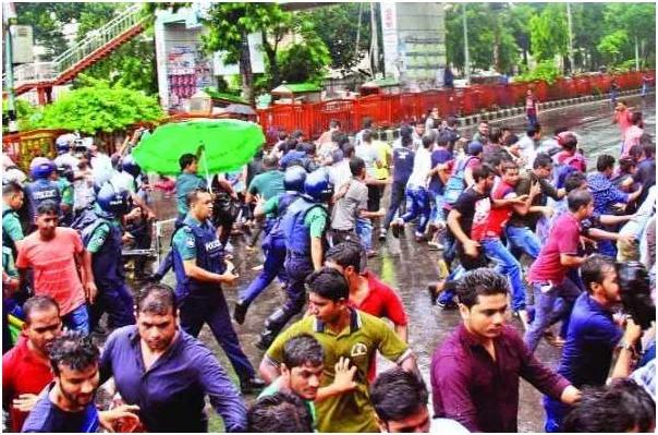 শাহবাগে লাঠিপেটায় ছত্রভঙ্গ শিক্ষার্থীদের বিক্ষোভ