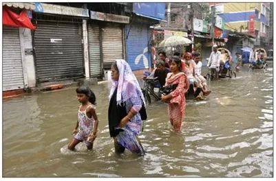 অবিরাম বৃষ্টি আর যানজটে নগরবাসীর দুর্ভোগ চরমে