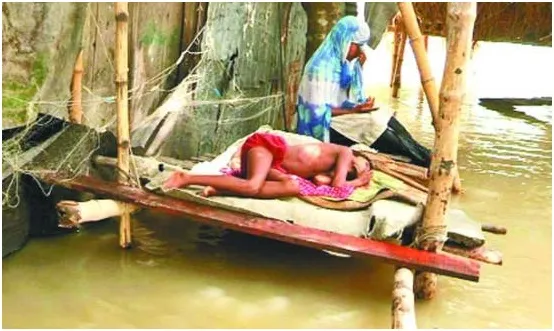 মানবেতর জীবনযাপন পানিবন্দী মানুষের