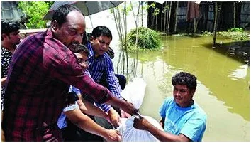ত্রাণের আশায় বানভাসি লাখো মানুষ