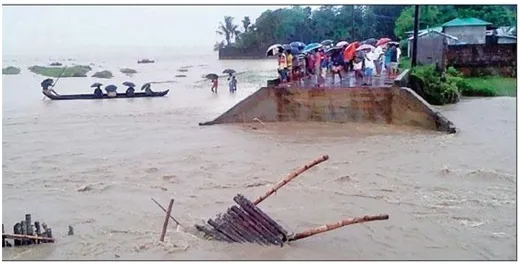 ভারি বর্ষণ আর ভাঙনে বিপর্যস্ত জনজীবন
