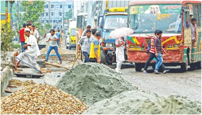অচল ঢাকায় অসহায় মানুষ