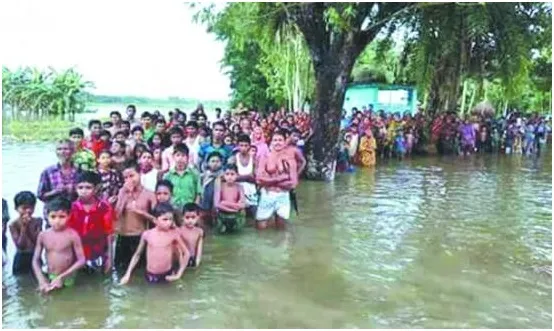 বিভিন্ন স্থানে পানি কমছে তীব্র হয়েছে নদীভাঙন