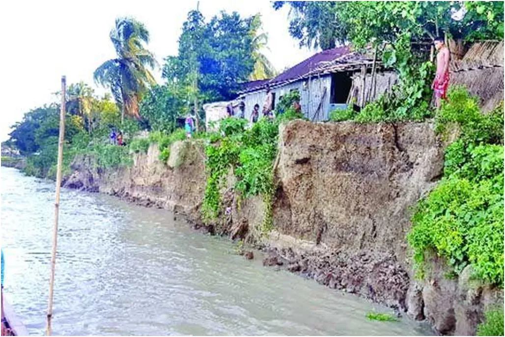 ভাঙনে বিলীন হচ্ছে জমি বাড়িসহ বিভিন্ন স্থাপনা