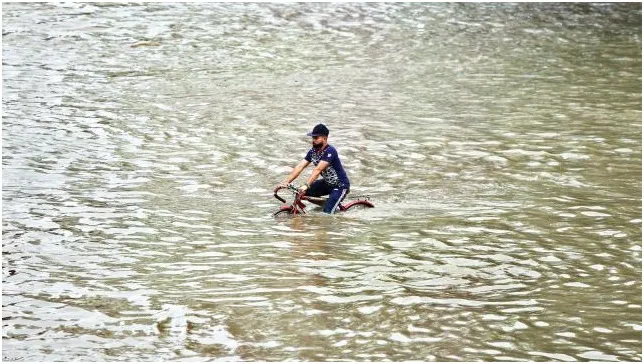 ডুবন্ত ঢাকাকে বাঁচাবে কে?