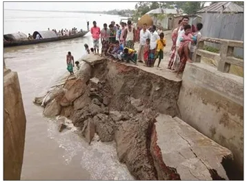 ভাঙছে বেড়িবাঁধ : কোনো চেষ্টাই কাজে আসছে না