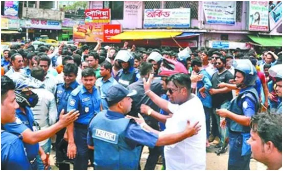 হাটহাজারীতে পানিসম্পদ মন্ত্রী আনিসের গাড়িবহরে হামলা
