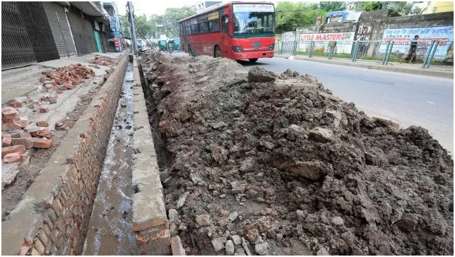 সড়কে নির্মাণসামগ্রী, মাটির স্তূপ