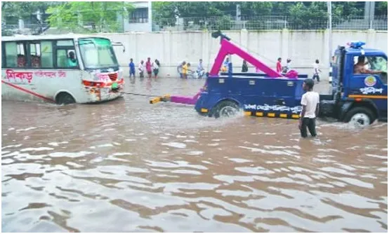 হঠাৎ বৃষ্টিতে আবারো ডুবল রাজধানী