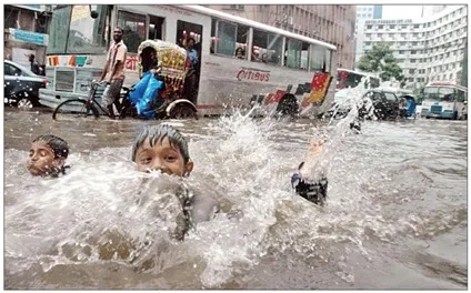 ঢাকায় পথচারীদের দুর্ভোগ সচিবালয়ে হাঁটুপানি