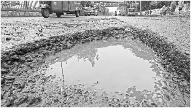 গর্তে ভরা সড়কে কষ্টের পথচলা