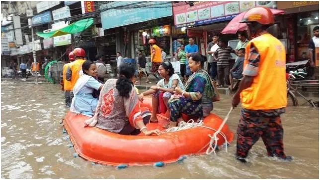 রাস্তায় লাইফবোটে ‘পানি পার’ করছে ফায়ার সার্ভিস