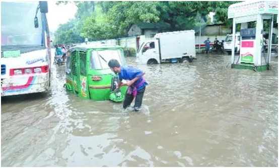সড়কে যেন পদ্মার ঢেউ