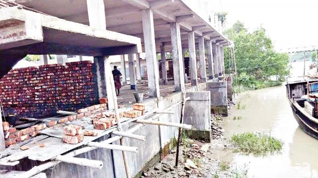 খাল দখল করে মেয়রের ভবন!