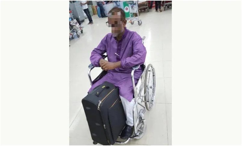 রোগীবেশে যাত্রী, কোমরে ২৫ কেজি সোনা