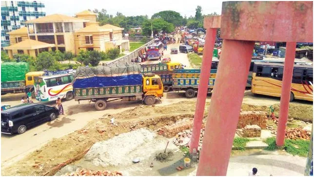 ভাঙা সড়কে কষ্টের যাত্রা