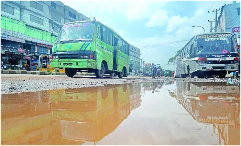 গর্তই ভরতে পারেনি সিটি করপোরেশন