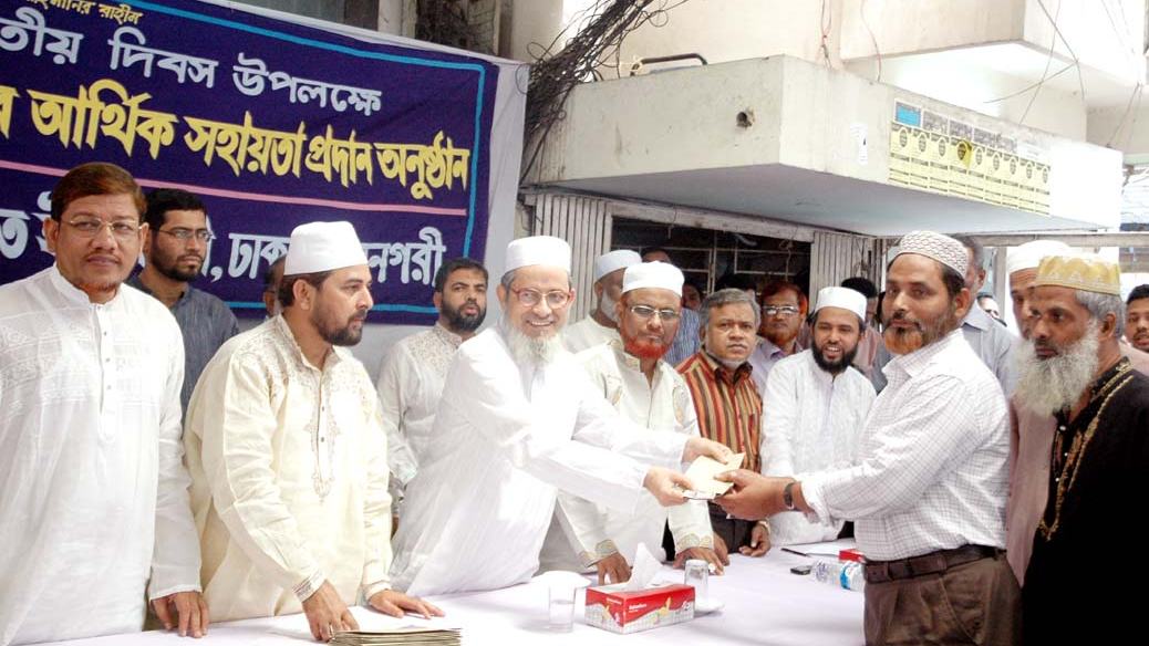 মুক্তিযোদ্ধাদের মাঝে নগদ অর্থ প্রদান করছেন আমীরে জামায়াত জনাব মকবুল আহমাদ