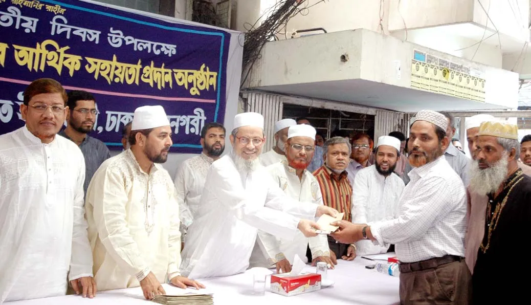 মুক্তিযোদ্ধাদের মাঝে নগদ অর্থ প্রদান করছেন আমীরে জামায়াত জনাব মকবুল আহমাদ