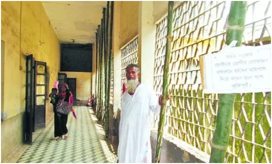 বাঁশ দিয়ে ঠেকানো ভবন থেকে রোগী সরানোর অনুরোধ
