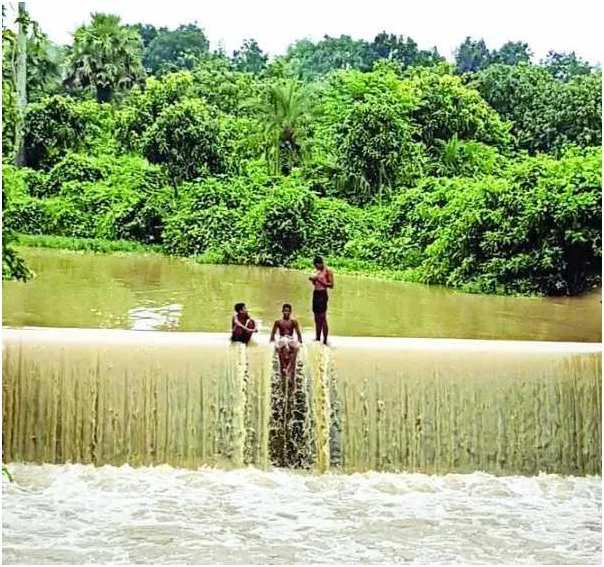 উজানের ঢল ও বর্ষণে নিম্নাঞ্চল প্লাবিত