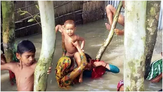 খাদ্য ও বিশুদ্ধ পানির তীব্র সংকটে লাখ লাখ বন্যার্ত
