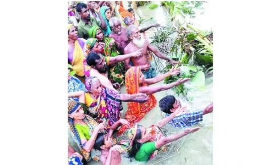 অর্ধাহারে দিন কাটছে বন্যা দুর্গত মানুষের